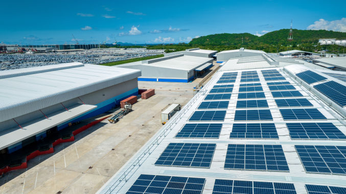 Solaranlage auf einem Fabrikdach