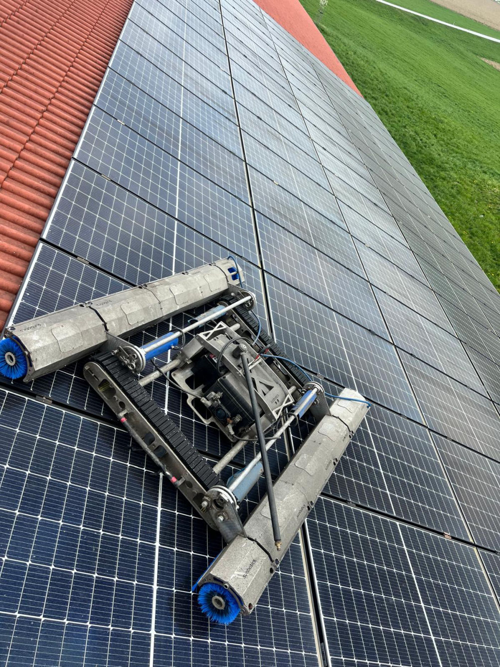 Reinigung einer Solaranlage mit einem Reinigungsroboter
